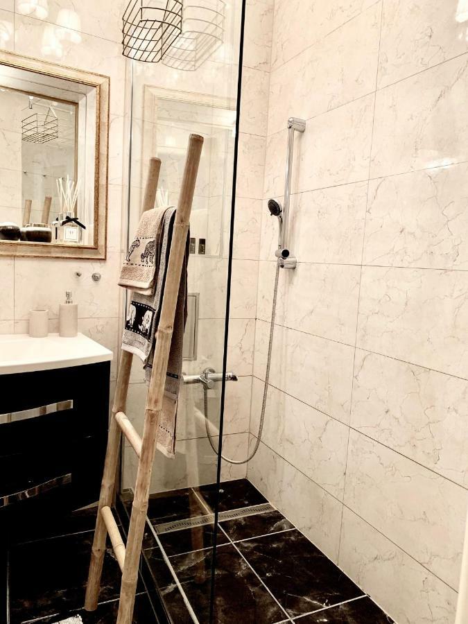 Oldtown Safari Lodge Bratislava Bagian luar foto